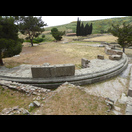 Reste des dem Zeus Asklepios Soter geweihten Tempels. Der Innenraum mit einem Durchmesser von 24 m war von einer Kuppel überspannt.